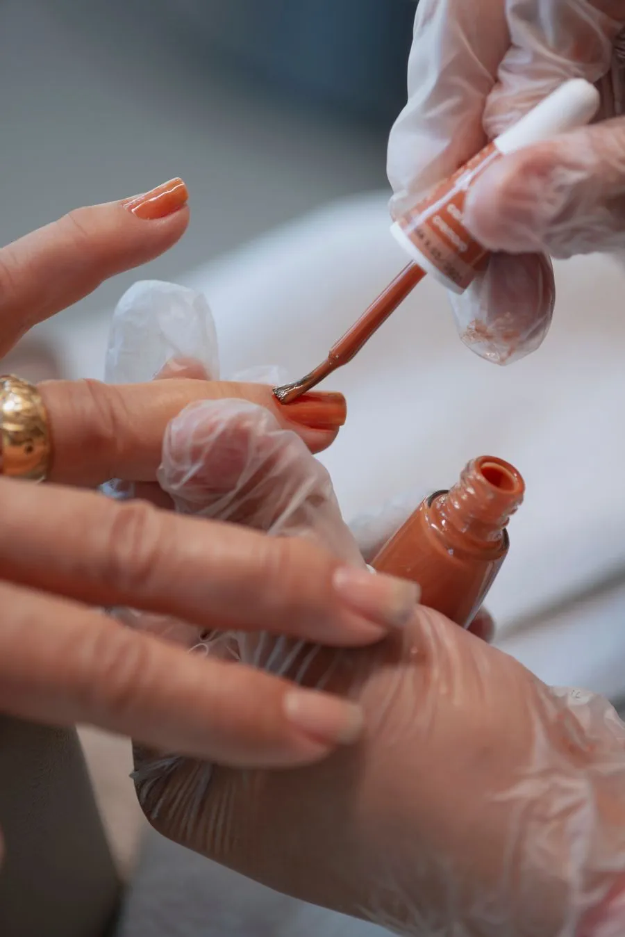Vernis semi-permanent : durée, prix, avantages et entretien